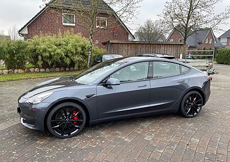 Tesla Model 3 Allradantrieb mit Dualmotor Performa...
