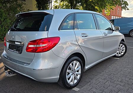 Mercedes-Benz B 180 -AUTOM*ERST-17.000KM!LEDER+KLIMA+PDC+TEMPOM