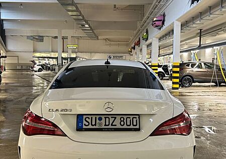 Mercedes-Benz CLA 200 -