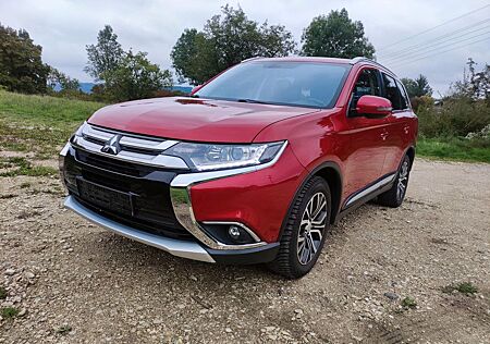 Mitsubishi Outlander 2.2 DI-D 4WD Standheizung AHK 7-sitzer