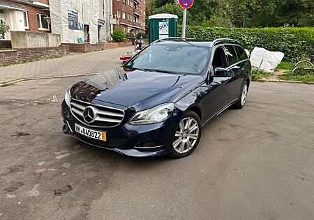 Mercedes-Benz E 220 BlueTEC BE T Edition AVANTG. Auto. Edi...
