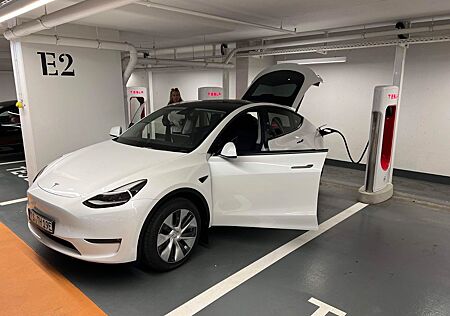 Tesla Model Y Long Range AWD, AHK mit Boost 4,2 Sek.