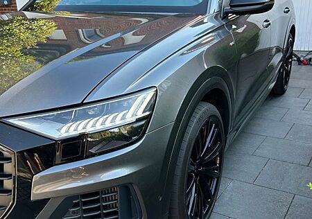 Audi Q8 55 TFSI e /S-Line /black / 8 fach bereift