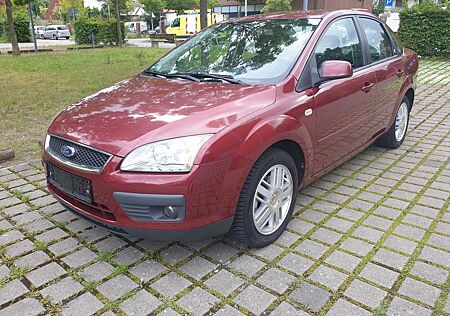 Ford Focus 1,6 GHIA 4/5 türig/Klima -Anhängerkupplung