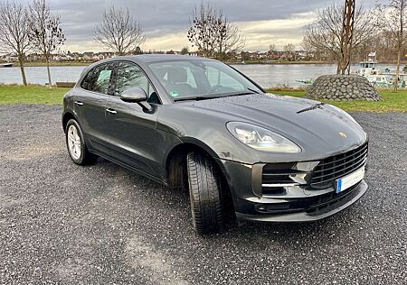 Porsche Macan - -