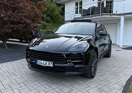 Porsche Macan - -