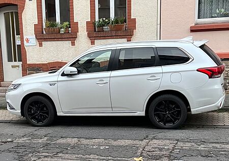 Mitsubishi Outlander 2.4 MIVEC PLUG-IN HYBRID 4WD Plus Plus