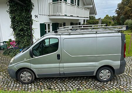 Renault Trafic mit bott Werkstattausbau und Dachträger