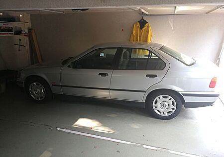 BMW 318i E36 Limousine 1. Hand Original Garagenwagen