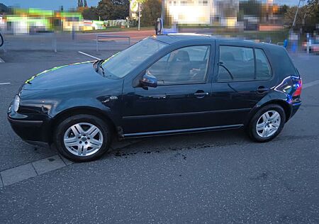 VW Golf Volkswagen 4 , 1,6 Benziner, Blau, 4-Türer, 101 PS