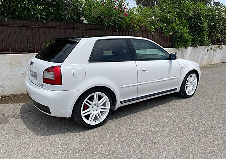 Audi S3 1.8T quattro -