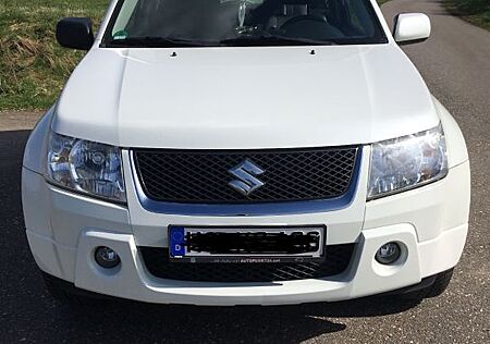 Suzuki Grand Vitara 1.6 Black and White 4x4