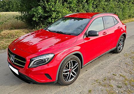 Mercedes-Benz GLA 200 Urban Jupiterrot unfallfrei