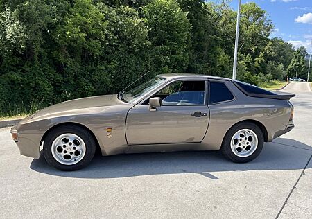 Porsche 944