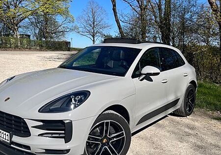Porsche Macan - -