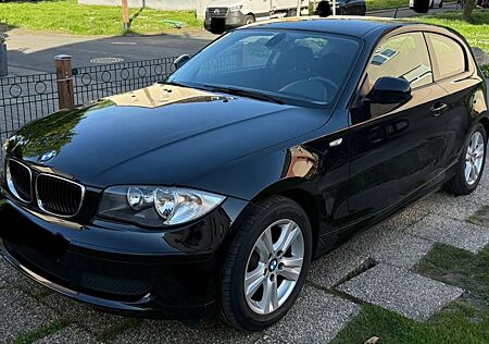 BMW 116i - Klimaauto/SHZ/PDC/Tempomat/5-Sitzer/LMRad