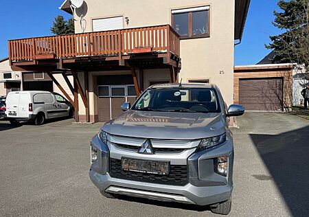 Mitsubishi L200 Basis Club Cab 4WD