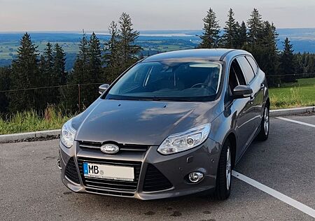 Ford Focus Turnier Titanium | Turbo & Motor NEU!