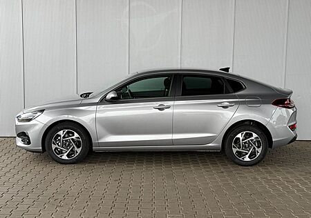 Hyundai i30 Fastback 1,5 T-GDi MHEV Life / Navi PDC V...