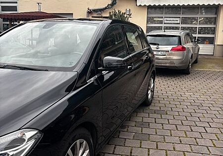 Mercedes-Benz B 180 -