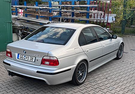 BMW 530i E39 M Paket ab Werk Orig. KM Navi Rostfrei