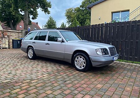 Mercedes-Benz E 280 7Sitz Vollausst. AHK Klima Erst 156Tkm