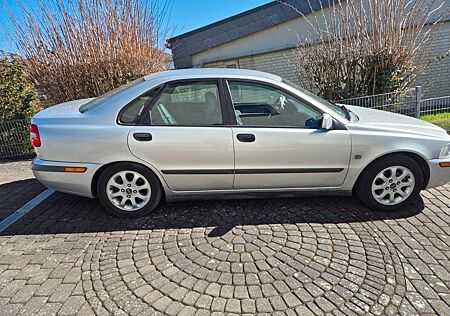 Volvo S40 Bj. 2000 silber 2.0 136 Ps