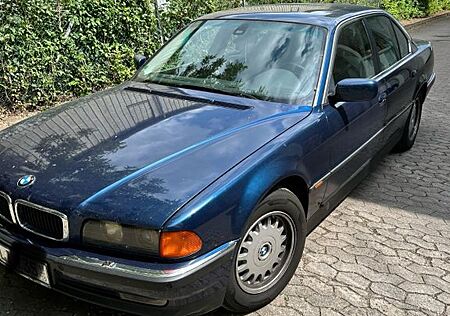 BMW 735i A -