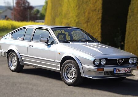 Alfa Romeo Alfetta GTV 6 2.8 Gleichmotor