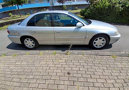 Opel Omega 2.2 -