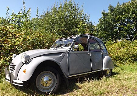 Citroën 2 CV - très chic et complètement original,voilà!