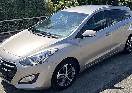 Hyundai i30 1.6 CRDi-100kW-1.Hand -SH-TÜV NEU-AAC