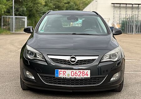 Opel Astra J Sports Tourer Edition 1,7 + Navi+Xenon .