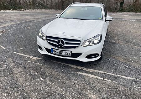 Mercedes-Benz E 220 BlueTEC BE T Edition AVANTG. Auto. Edi...