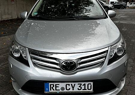 Toyota Avensis Combi 2,2-l-D-4D Automatik Executive...