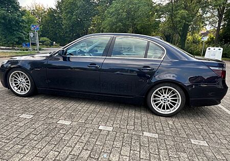 BMW 523i -