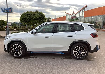 BMW iX1 xDrive30 - X-Line