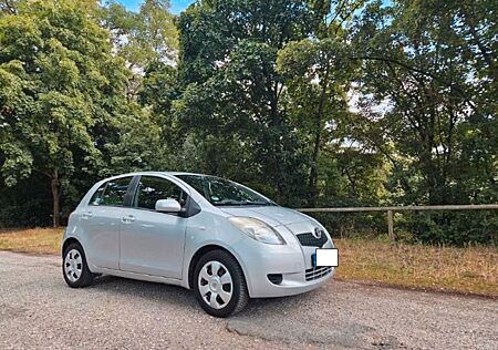 Toyota Yaris 1,3-l-VVT-i 136000 km, Klima, Einparkhilfe