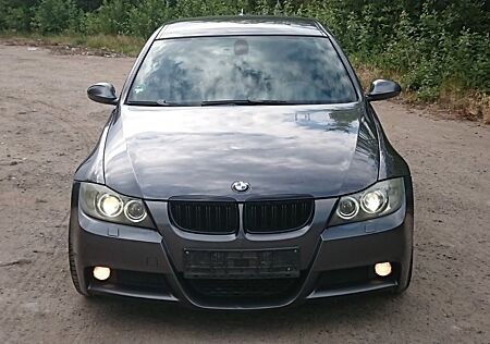 BMW 330d touring - M-Paket, Navi, Xenon, TÜV 06-27