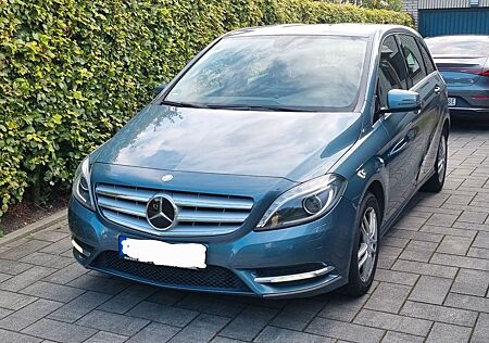 Mercedes-Benz B 180 / Automatik / AHK / Navi mit Touch / Klima