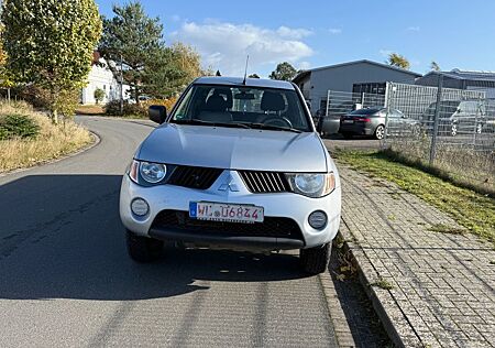 Mitsubishi L200 Invite Club Cab 4WD