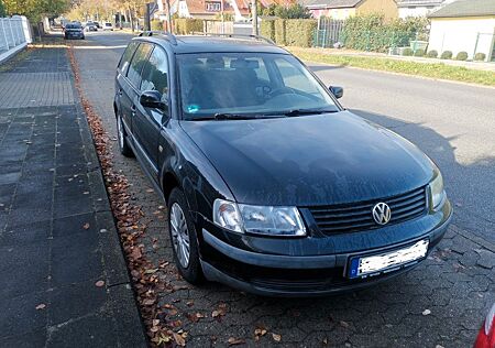 VW Passat Variant Volkswagen 1.6 Basis Variant Basis