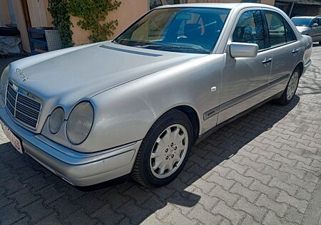 Mercedes-Benz E 240 ELEGANCE V6
