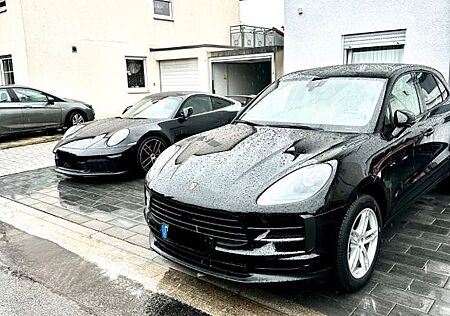 Porsche Macan - -