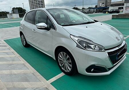 Peugeot 208 Allure Aut. 1,2 Navi. Kamera, Sitzh. uvm.