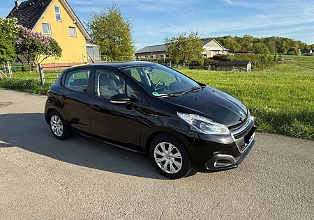 Peugeot 208 (unfallfrei & scheckheftgepflegt)