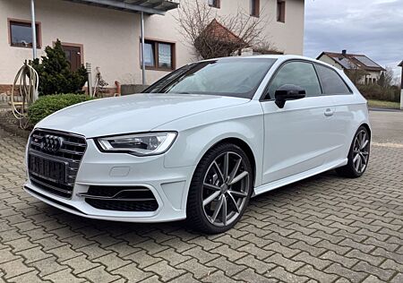 Audi S3 2.0 TFSI quattro,NAVI,Xenon,SHZ,GRA,Garantie