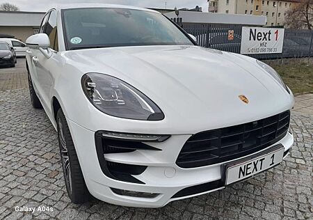 Porsche Macan Turbo mit Performance Paket LED Chrono