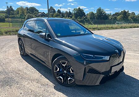 BMW iX xDrive40 Sportpaket|22"|AHK|Pano|Head-Up|360°