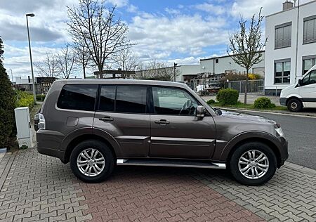 Mitsubishi Pajero 3,2 DI-D 4WD Intense Automatik Intense